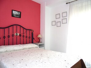 2 quartos, ferros/tábuas de passar roupa, roupa de cama