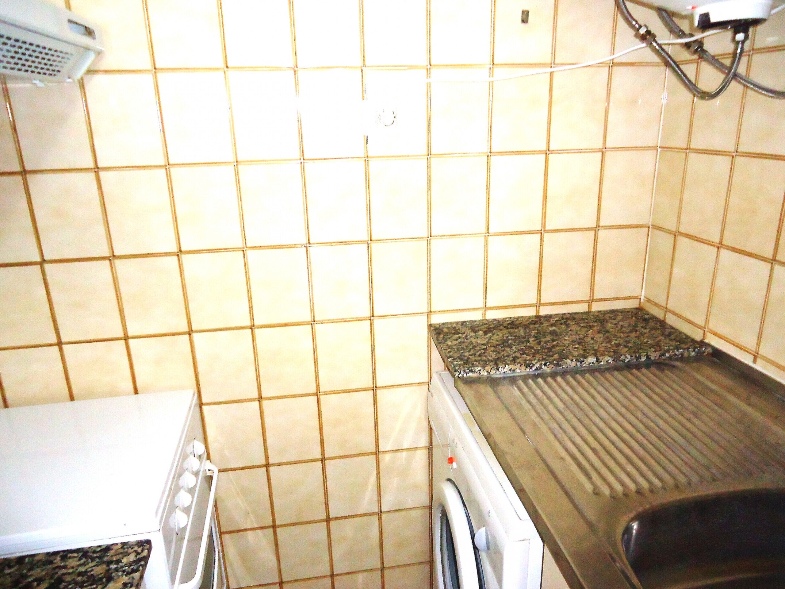 Een koelkast, een magnetron, een oven, een koffiezetapparaat/waterkoker