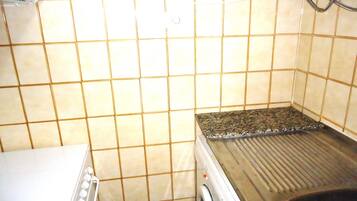 Een koelkast, een magnetron, een oven, een koffiezetapparaat/waterkoker