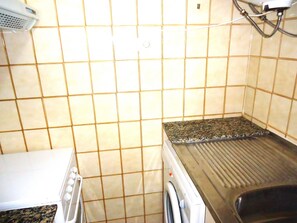 Kjøleskap, mikrobølgeovn, ovn og kaffetrakter/tekoker