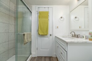 Combined shower/bathtub, towels - Ocean Dunes Tower II 6143: Cozy 1BR condo with ocean views in Myrtle Beach. (Myrtle Beach)
