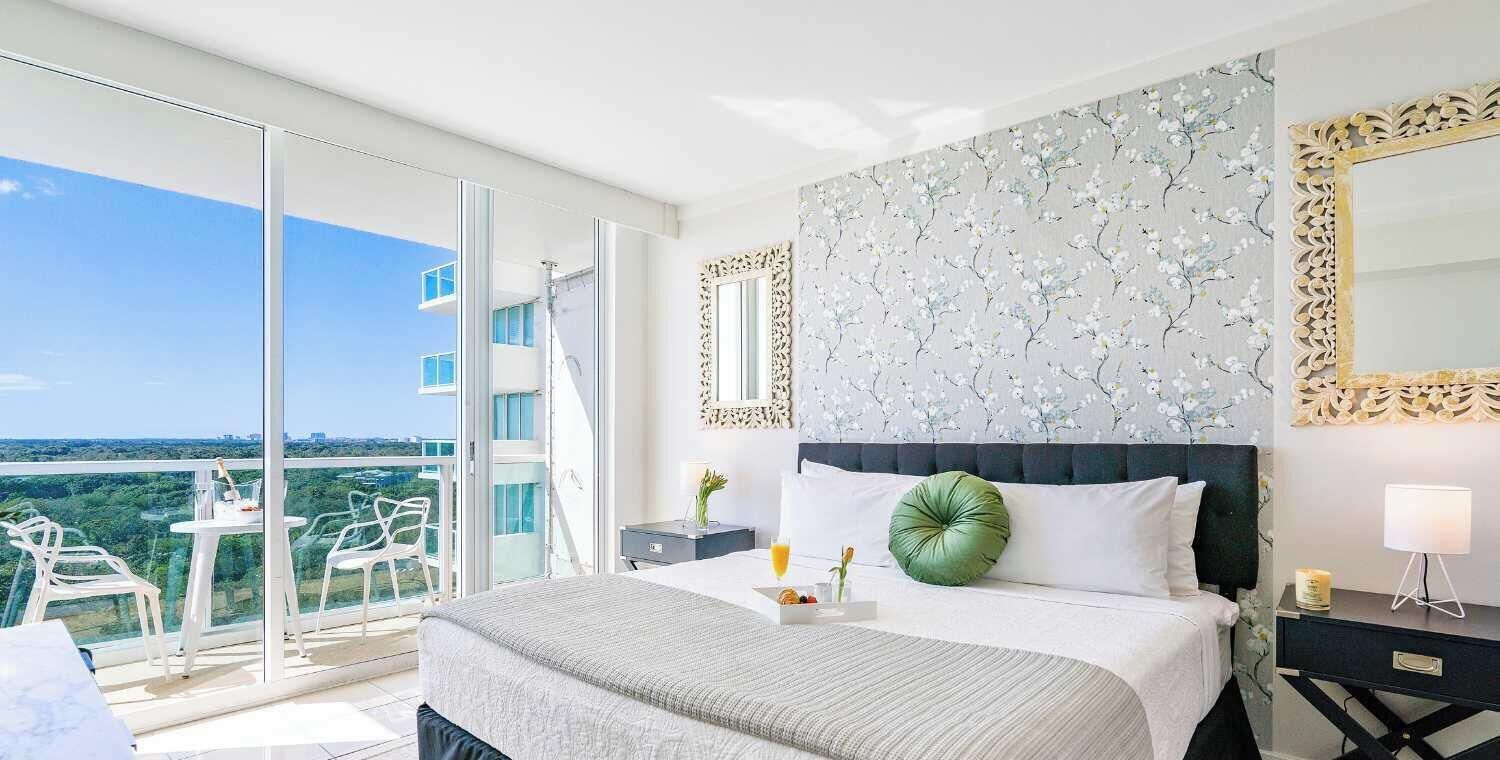 Een strijkplank/strijkijzer, reisbedje, wifi, beddengoed