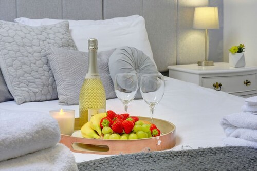 Marston Croft Cottage | Hot Tub | Sleeps 7 |Southam | Inspire Homes