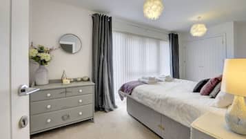 4 bedrooms, desk, iron/ironing board, travel cot