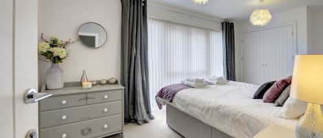 4 bedrooms, desk, iron/ironing board, travel cot