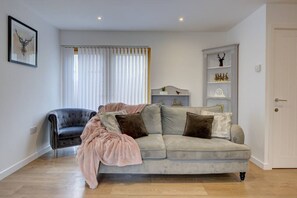 Smart TV, books - Marston Croft Cottage | Hot Tub | Sleeps 7 |Southam | Inspire Homes (Southam)