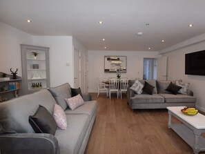 Smart TV, books - Marston Croft Cottage | Hot Tub | Sleeps 7 |Southam | Inspire Homes (Southam)