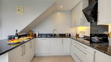 Coffee/tea maker, fridge, microwave, oven