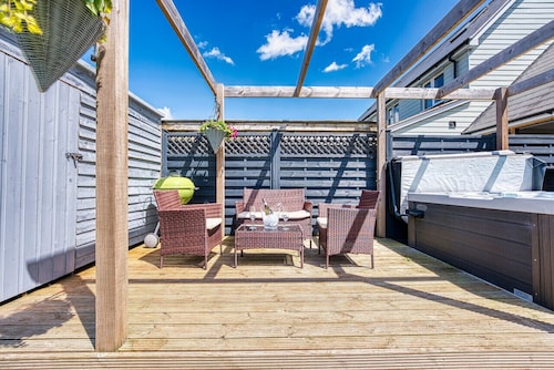 Marston Croft Cottage | Hot Tub | Sleeps 7 |Southam | Inspire Homes