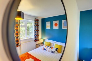 2 habitaciones, escritorio y tabla de planchar con plancha 