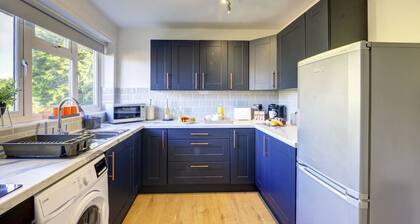 Vicarage Lane Apt | 2 bed | Sleeps 5 | Harbury near Leamington & M40 | Inspire Homes