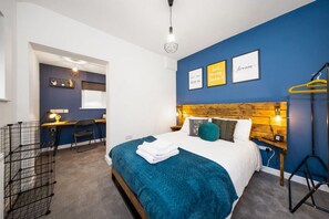 7 sovrum, skrivbord, strykjärn/strykbräda och resesäng