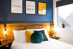 7 habitaciones, escritorio y tabla de planchar con plancha