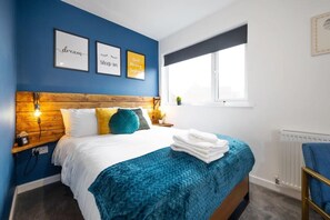 7 bedrooms, desk, iron/ironing board, travel crib