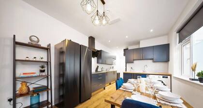 7 bed house| Sleeps 14 | ENSUITE |Free HS WIFI | TVs in rooms | CITY CENTRE | Inspire Homes