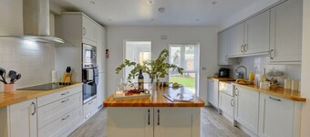 Charming Country Cottage near Cotswolds Sleeps 8 4 bathrooms Kineton Near M40 Gaydon - Inspire Homes