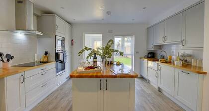 Charming Country Cottage near Cotswolds Sleeps 8 4 bathrooms Kineton Near M40 Gaydon - Inspire Homes