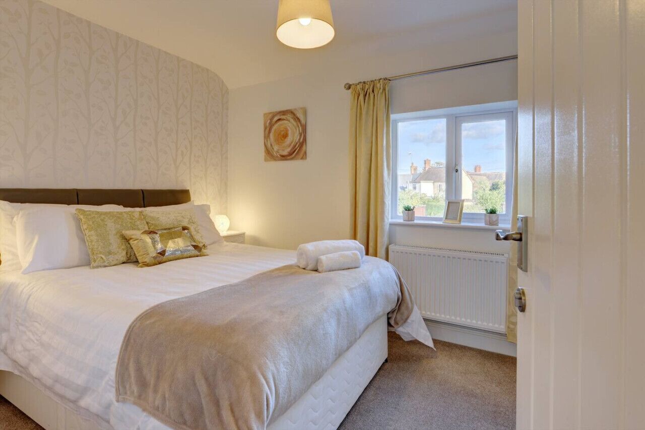 4 bedrooms, desk, iron/ironing board, travel cot