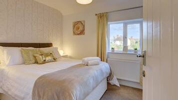 4 bedrooms, desk, iron/ironing board, travel cot