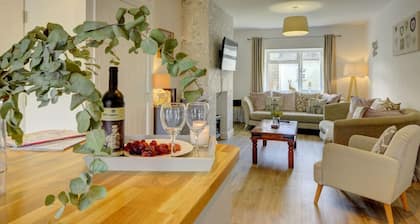 Charming Country Cottage near Cotswolds Sleeps 8 4 bathrooms Kineton Near M40 Gaydon - Inspire Homes