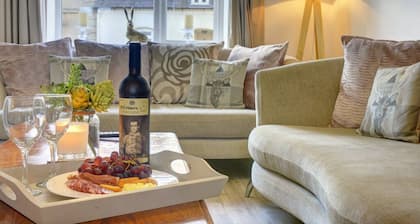 Charming Country Cottage near Cotswolds Sleeps 8 4 bathrooms Kineton Near M40 Gaydon - Inspire Homes