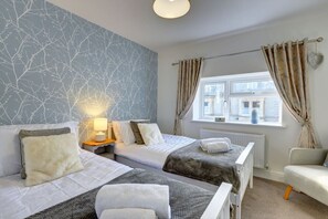 4 bedrooms, desk, iron/ironing board, travel crib