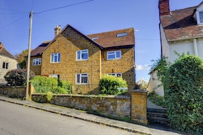 Exterior - Charming Country Cottage near Cotswolds Sleeps 8 4 bathrooms Kineton Near M40 Gaydon - Inspire Homes (Kineton)