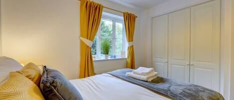 2 bedrooms, desk, iron/ironing board, travel cot