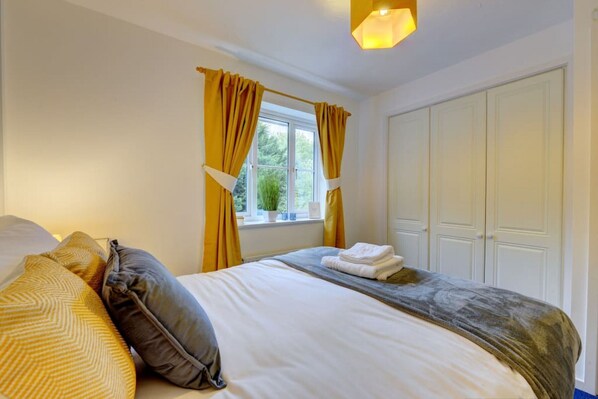 2 bedrooms, desk, iron/ironing board, travel cot