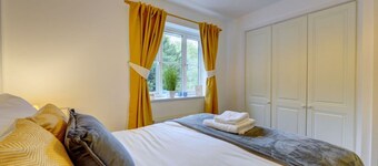 Pound House· 2 Bed House Sleeps 6 Southam Town Centre - Inspire Homes