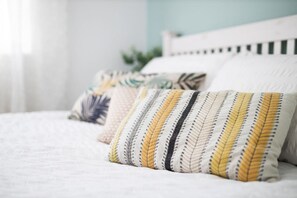 3 室のベッドルーム、デスク、アイロン / アイロン台、旅行用ベビーベッド