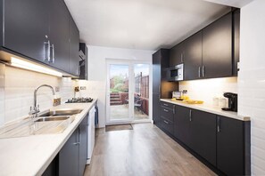 Køleskab, mikrobølgeovn, ovn, kogeplade