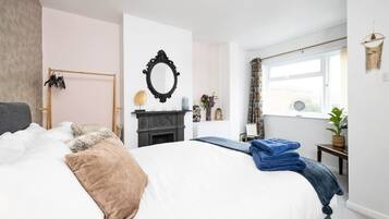 3 chambres, bureau, fer et planche Ă repasser, lit parapluie