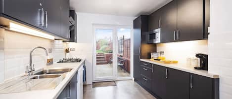 Kühlschrank, Mikrowelle, Ofen, Herdplatte