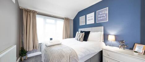 2 habitaciones, escritorio y tabla de planchar con plancha