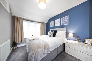2 Schlafzimmer, Schreibtisch, Bügeleisen/Bügelbrett, Reisekinderbett