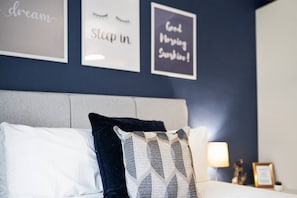 2 Schlafzimmer, Schreibtisch, Bügeleisen/Bügelbrett, Reisekinderbett