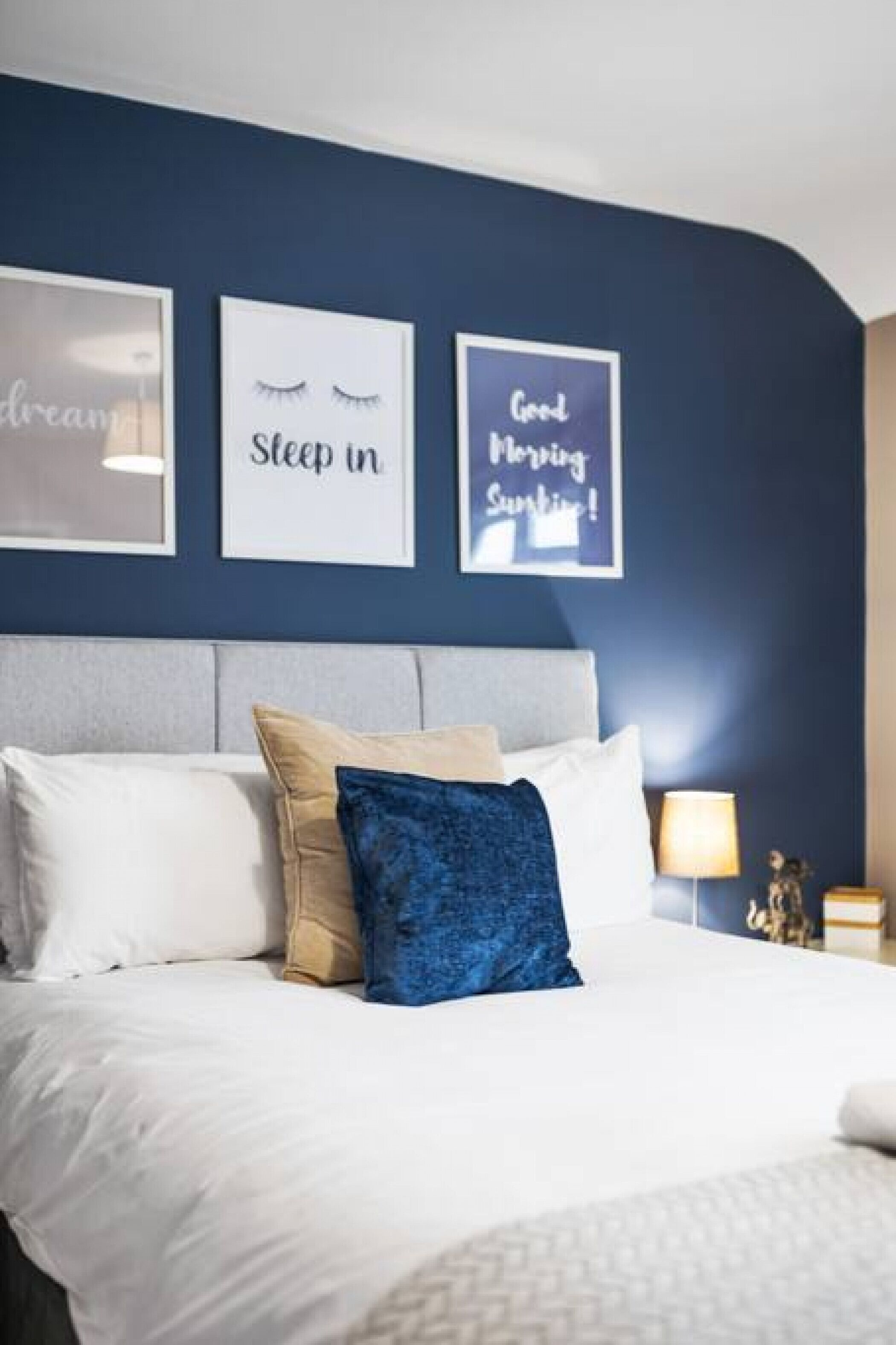 2 Schlafzimmer, Schreibtisch, Bügeleisen/Bügelbrett, Reisekinderbett