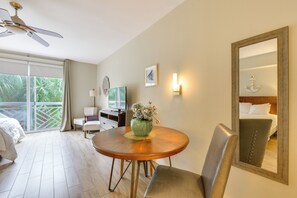 Skrivebord, strykejern/-brett, internettilgang og sengetøy