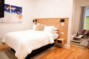 1 bedroom, iron/ironing board, WiFi, bed sheets - The Iris, Signature Suite (Charleston)