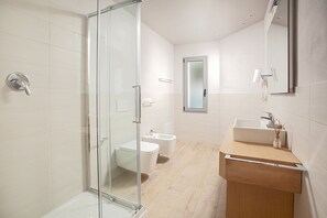 Suite junior | Baño | Regadera, regadera tipo lluvia, bidet 