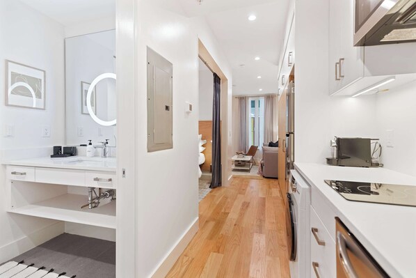 Réfrigérateur grande capacité avec congélateur, four à micro-ondes