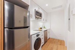 Réfrigérateur, four à micro-ondes, surface de cuisson, lave-vaisselle