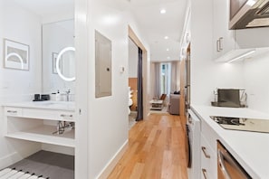 Fridge, microwave, stovetop, dishwasher - The Iris, Signature Suite (Charleston)