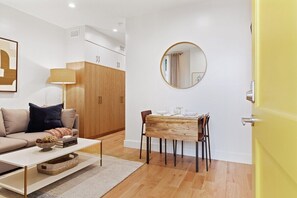 Smart TV, offices - 1-Bedroom Suite: Full Kitchen, Modern Suite, and Tons of Natural Light (Charleston)