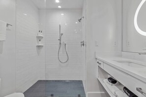 Een douche, een haardroger, handdoeken, shampoo