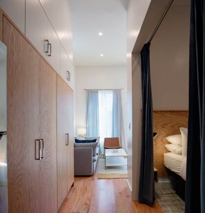1 slaapkamer, een strijkplank/strijkijzer, gratis wifi, beddengoed