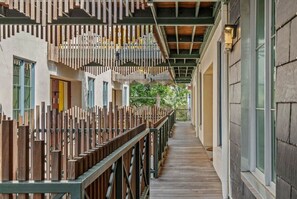 Property grounds - The Iris, Signature Suite (Charleston)