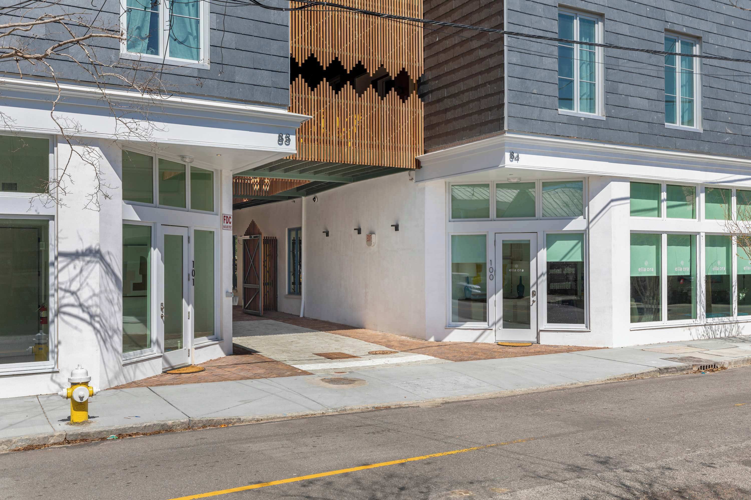 Un bâtiment moderne doté de grandes fenêtres et d’une entrée abritée.