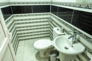 经济公寓, 多张床 | 浴室 | 淋浴设施��、拖鞋、毛巾、肥皂